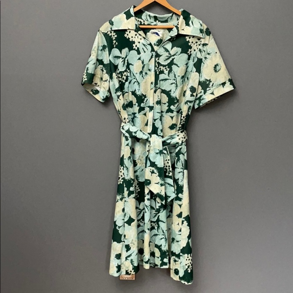 Vintage 1960’s Dress w/ Collar + Belt